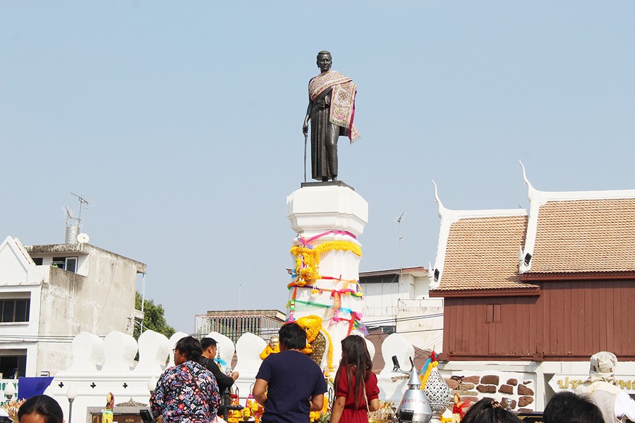 The Thao Suranari Monument is an important cultural symbol in the heart of Korat