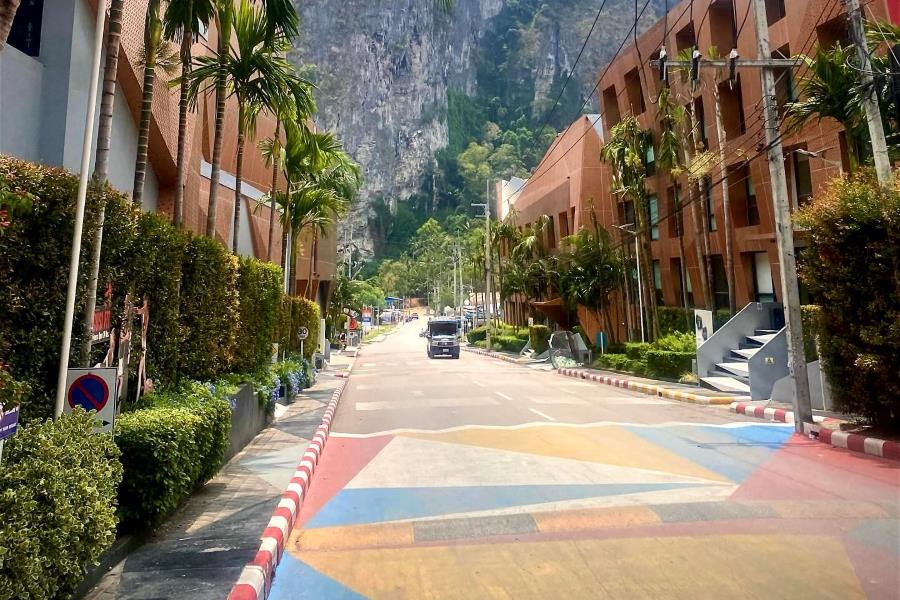 Fah Park Pier Street - A famous spot to check-in in Krabi (Source: Expedia)