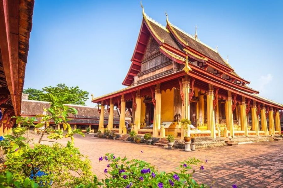 Wat Si Saket is famous for over 10,000 sculptures of Buddha 
