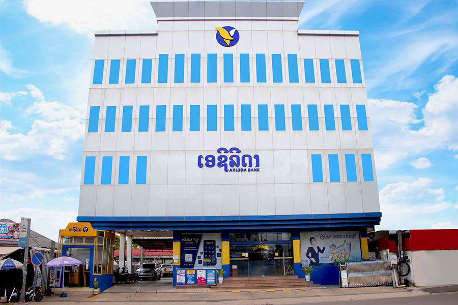Laos currency: exchange at banks