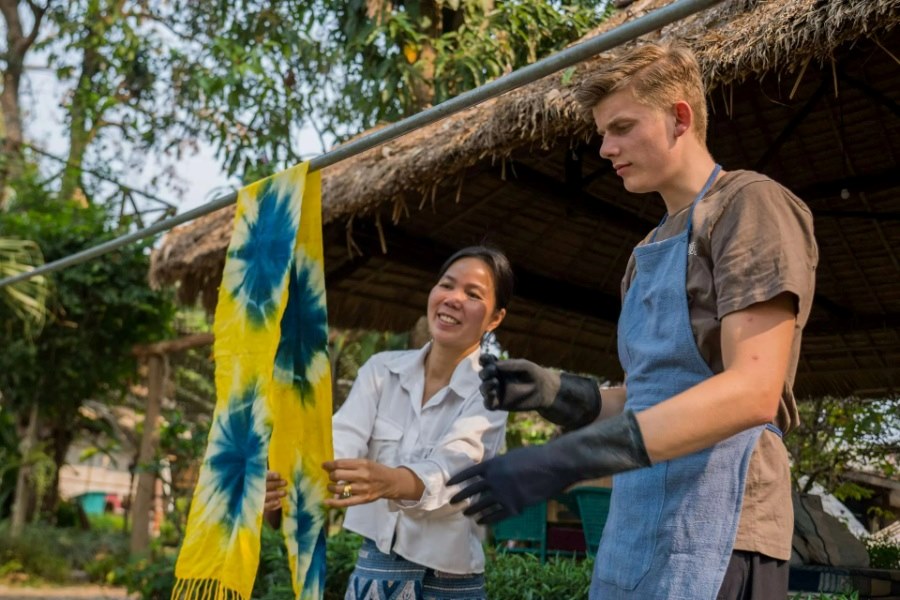 Learn natural dyeing method from the Laos artist