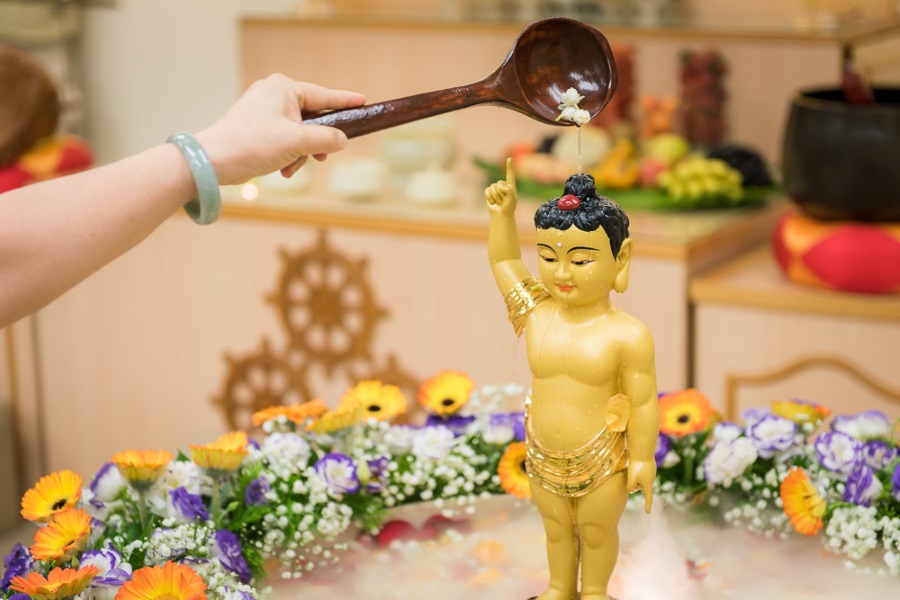 Bathing the Buddha on the morning of Vesak Day (Source: Malaysia News) 