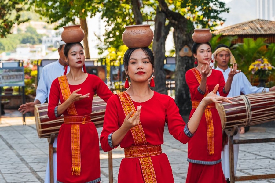 Dancer in Central Vietnam’s traditional dress&nbsp;