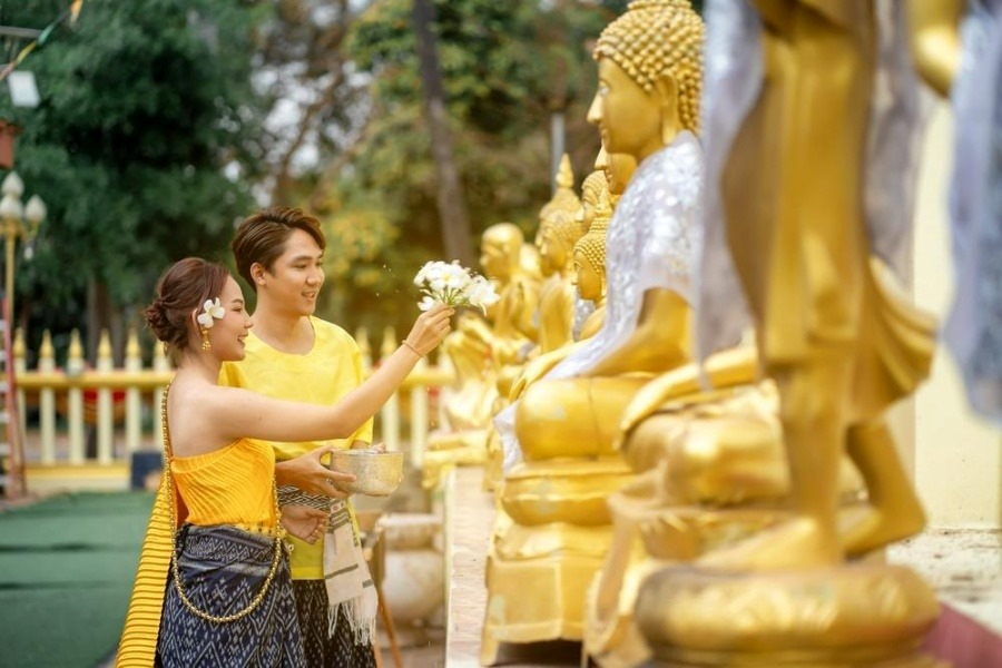 Visiting Temples in Bangkok in Songkran