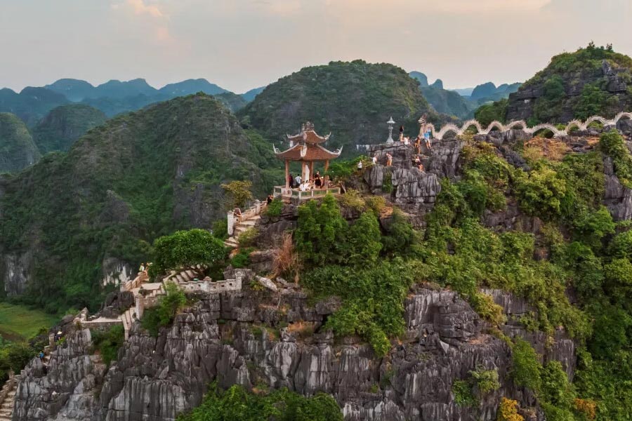Exploring Mua Cave (Hang Mua) is an exhilarating adventure in the Ninh Binh region of Vietnam