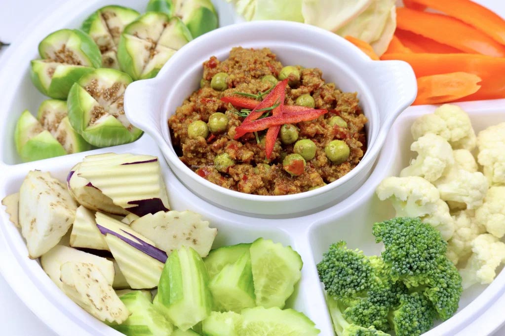 Typically served with fresh vegetables and rice, Prahok Ktis showcases the skillful use of indigenous ingredients in Cambodian cooking