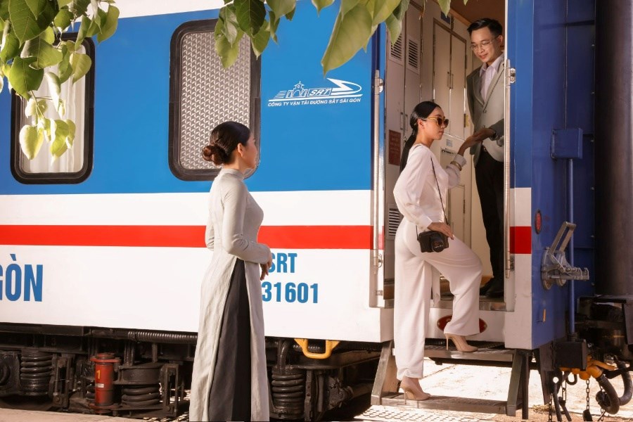 Try the luxury train on the Da Nang – Quy Nhon Railway