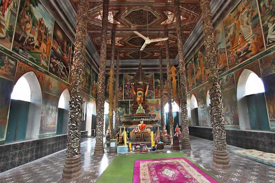 The inside Wat Damrey Sor with pillars and depictions of deities