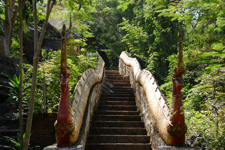 Stairs leading to the top of Phou Si (Cre: Flickr)