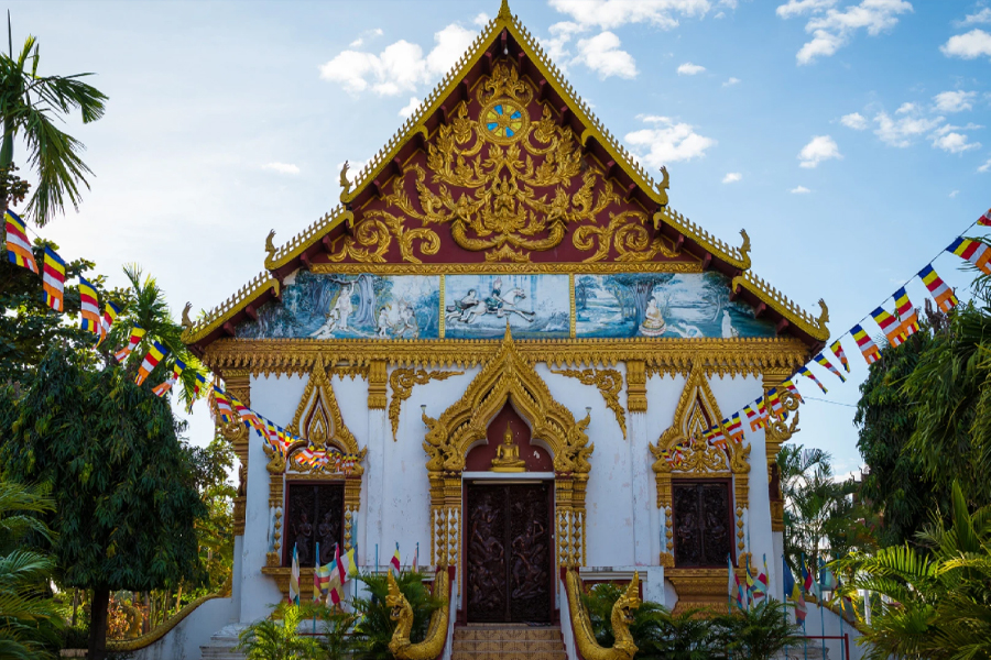 The main entrance of Wat Luang