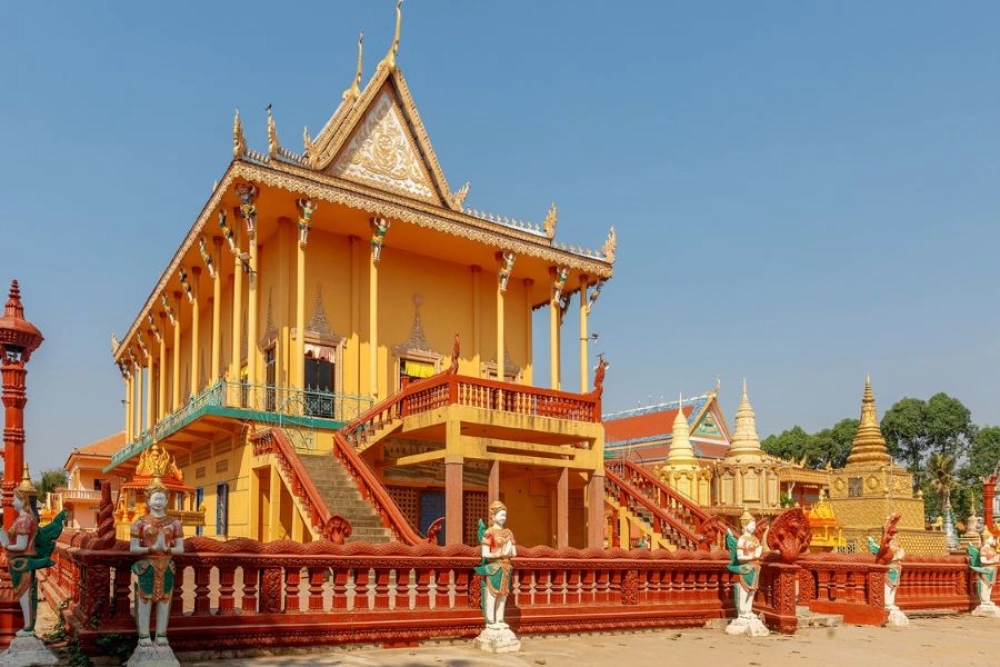 Phnom Penh – Koh Chen – Kampong Laeang – Kampong Tralach (B, L, D)