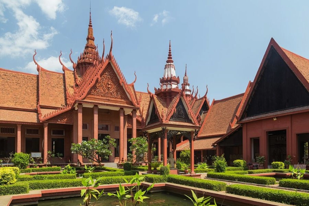 Phnom Penh (B, L, D)