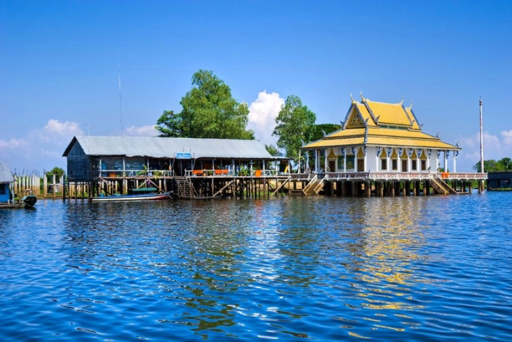 Kampong Laeang - Tonle Lake (B, L, D)