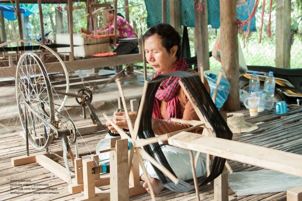 Kampong Laeang - Kampong Tralach - Phnom Penh (B, L, D)