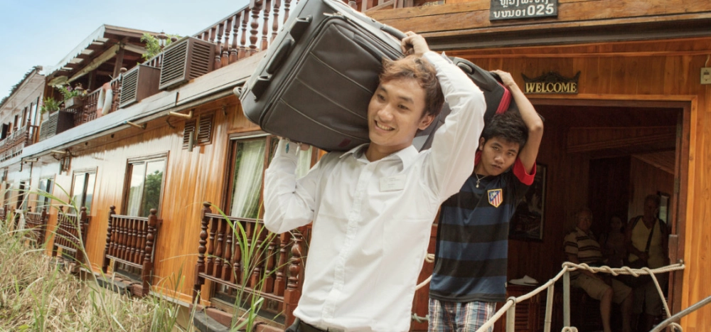 Disembarkation in Vientiane (B)