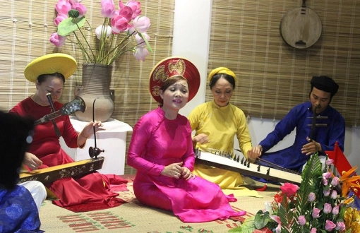 Melodies on the Huong River: The Enchanting Art of Hue Singing