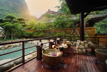 Halong Bay cruise – Yoko Onsen Quang Hanh (B, L)