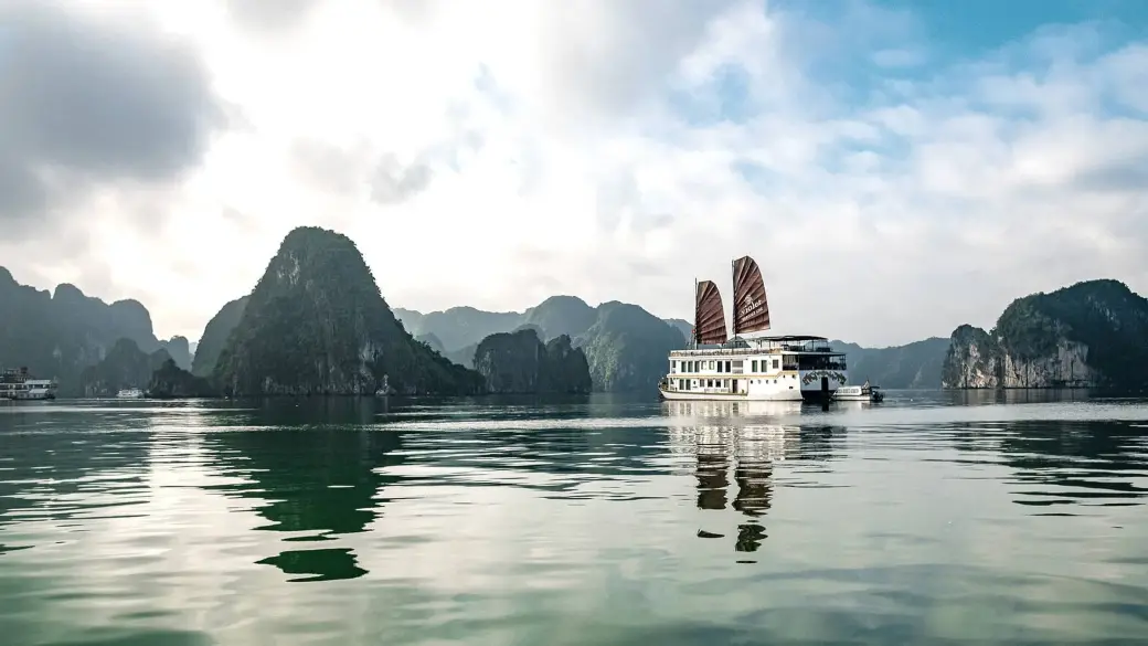 Hanoi – Lan Ha Bay luxury cruise