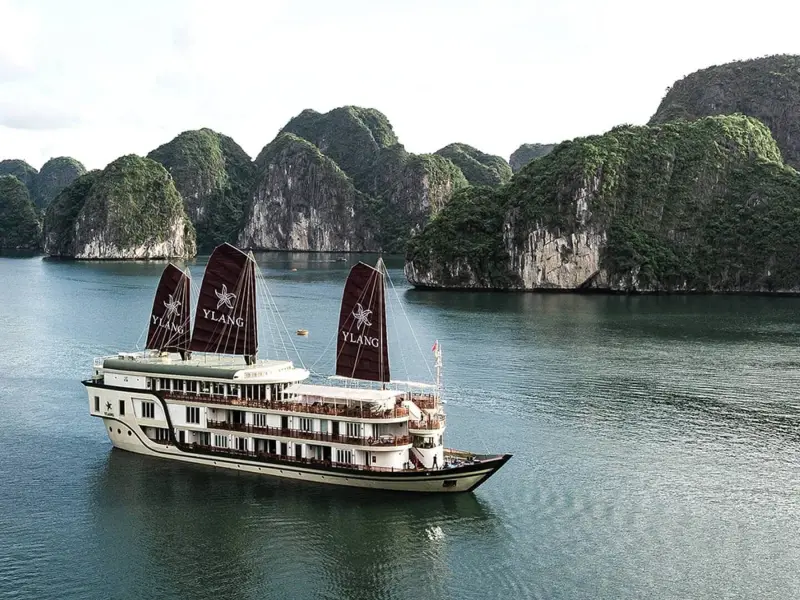 Heritage Line junk on Lan Ha Bay