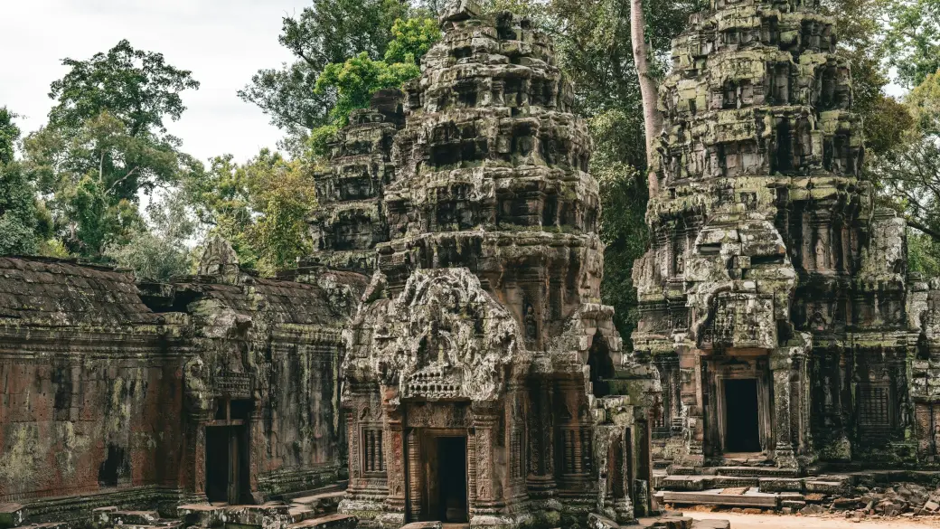 Siem Reap – Ta Prohm and Banteay Srei by vintage jeep